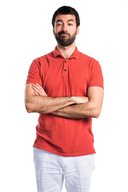 Un homme beau avec les bras croisés