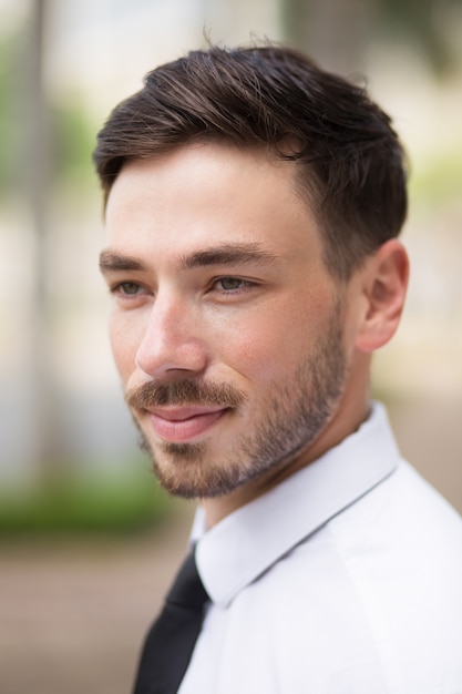 Un homme beau confiant à distance