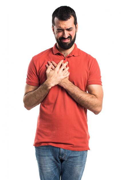 Un homme beau avec une douleur cardiaque