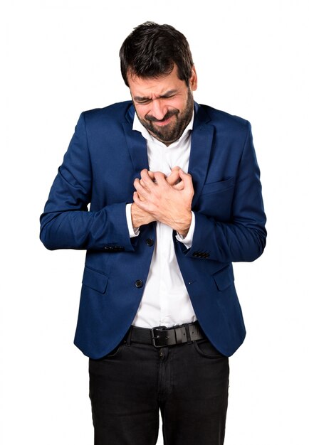 Un homme beau avec une douleur cardiaque