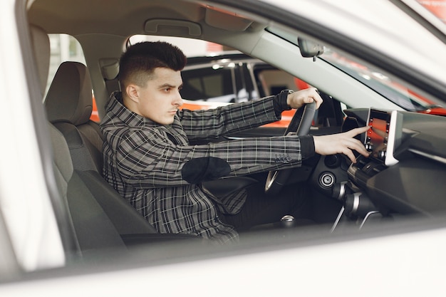 Homme beau et élégant dans un salon de voiture