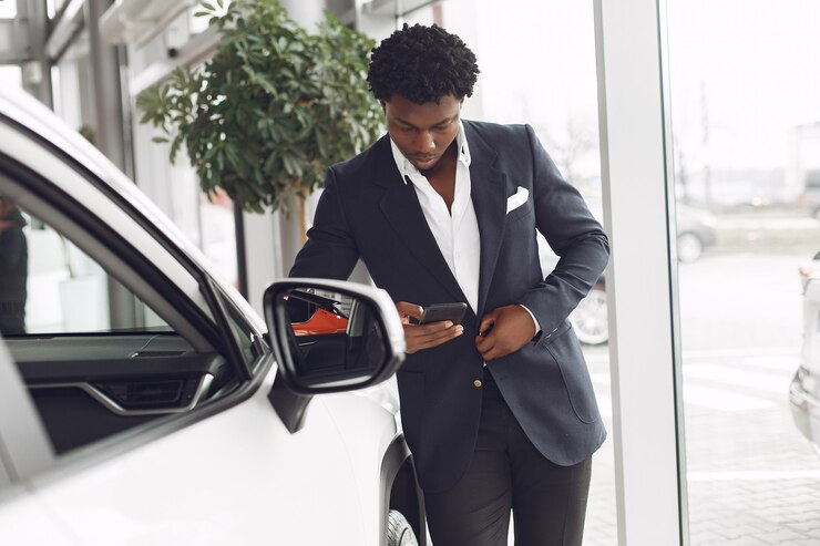Photo gratuit homme beau et élégant dans un salon de voiture