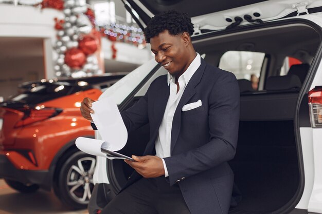 Homme beau et élégant dans un salon de voiture