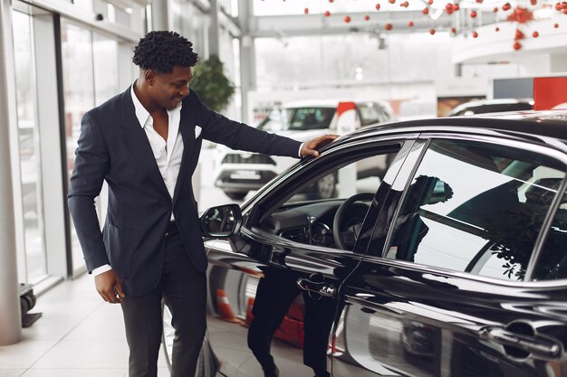 Homme beau et élégant dans un salon de voiture