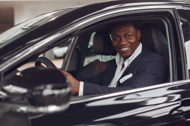 Homme beau et élégant dans un salon de voiture