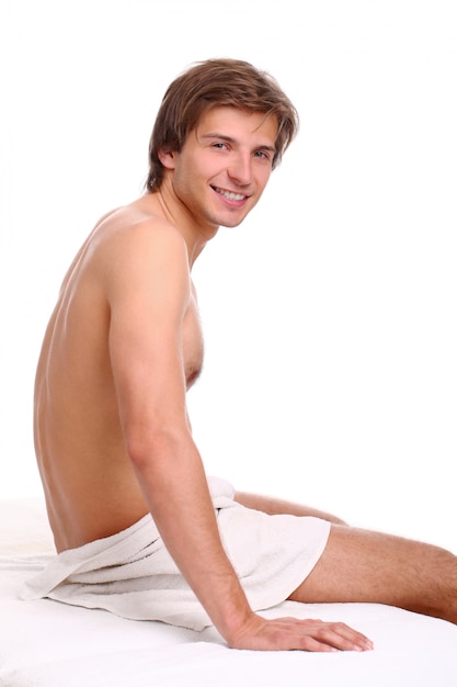 Homme beau et heureux sur la table de massage