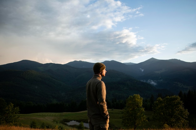 Homme bénéficiant d'un environnement rural