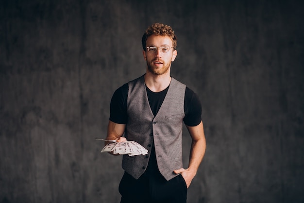 Homme avec des billets isolés en studio