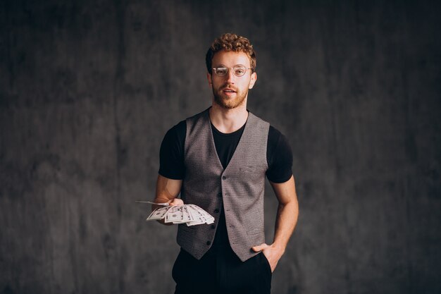 Homme avec des billets isolés en studio