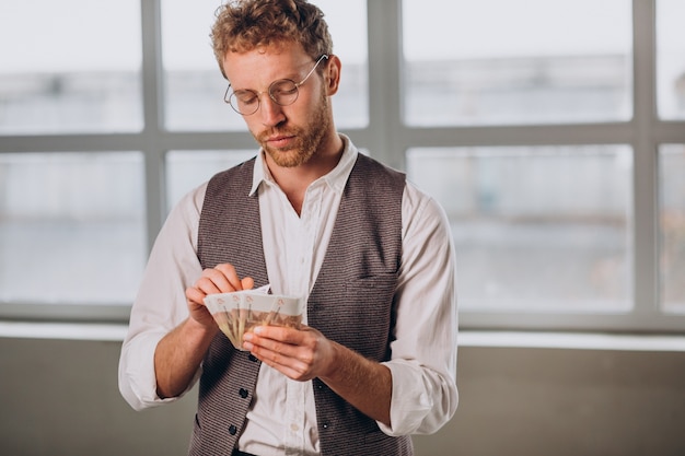 Homme avec des billets isolés en studio