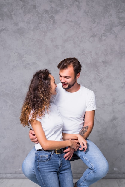 Photo gratuite homme en blanc parlant à une femme