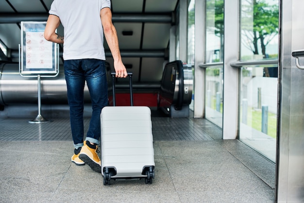 Homme blanc portant des bagages