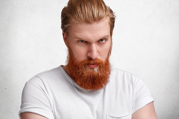 Homme blond expressif avec barbe au gingembre