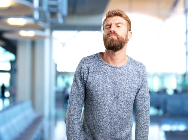 homme blond expression de colère