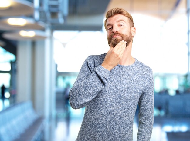 homme blond expression de colère