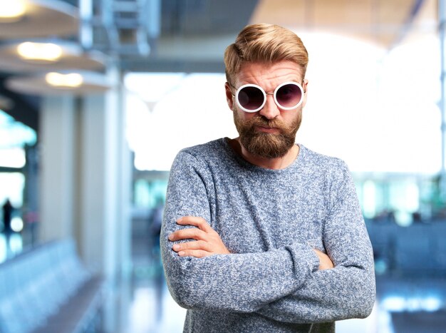 homme blond expression de colère