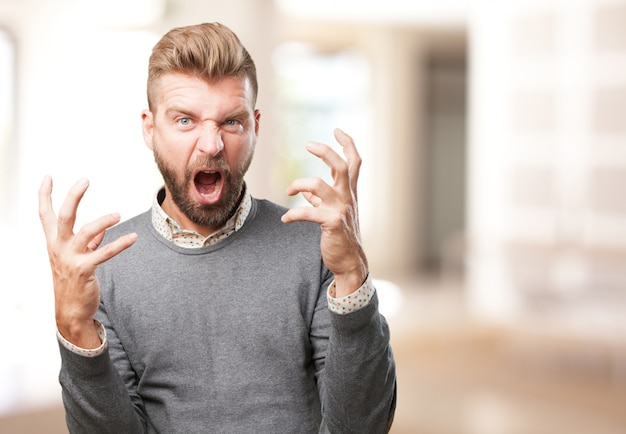 homme blond expression de colère