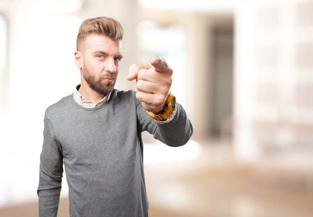 homme blond expression de colère