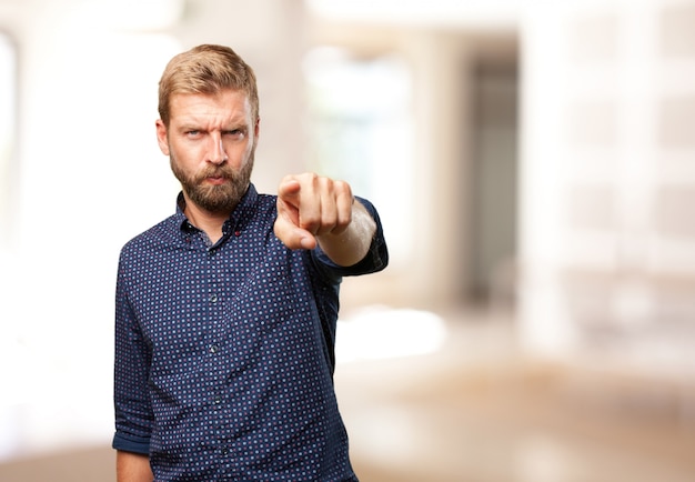 homme blond expression de colère