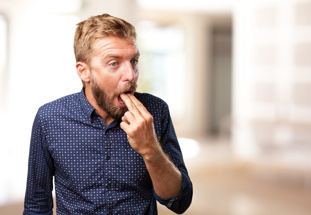 homme blond expression de colère