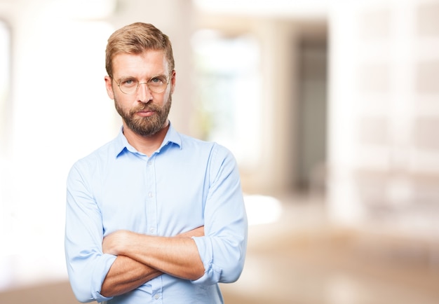 homme blond expression de colère