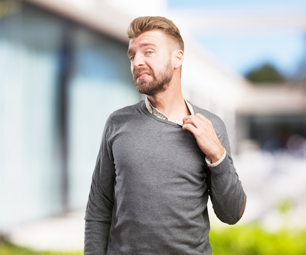 homme blond expression inquiète