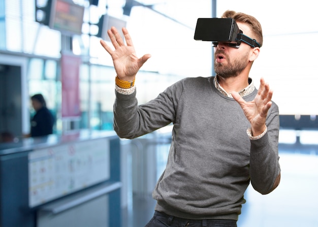 homme blond avec des lunettes virtuelles. expression de surprise