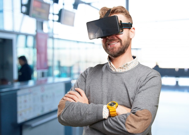 homme blond avec des lunettes virtuelles. expression de surprise