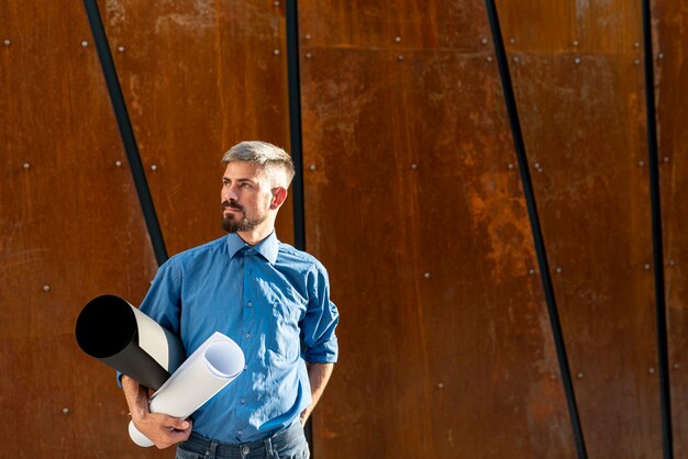 Homme avec blueprint et espace de copie