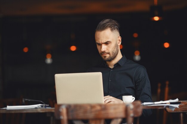 L'homme boit du café. Homme d'affaires lit des documents. Réalisateur en chemise.