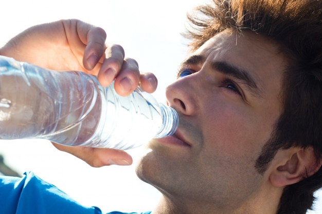 L&#39;homme boit de l&#39;eau après les activités sportives