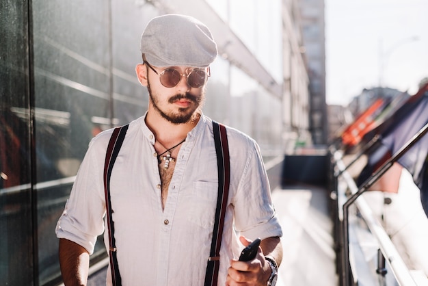 Homme en bonnet plat et lunettes de soleil