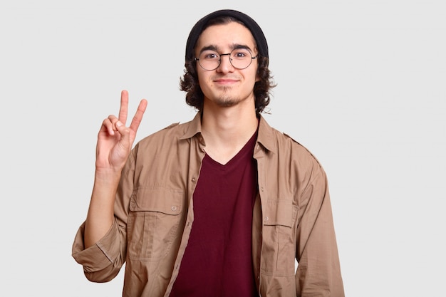 Homme bouclé positif avec petite barbe