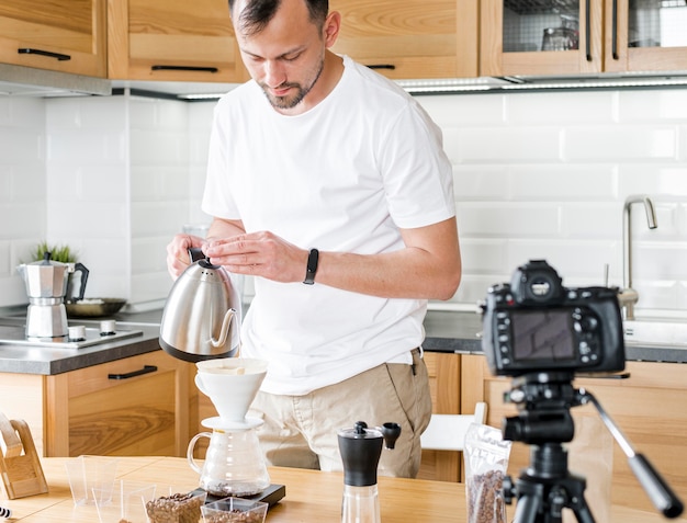 Homme, à, bouilloire, enregistrement, vidéo