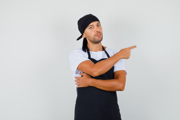 Homme de boulanger pointant vers le côté en t-shirt