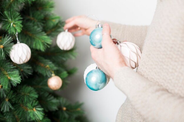 Homme avec des boules de Noël