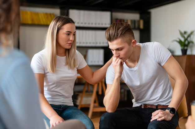 Homme bouleversé à la thérapie de près