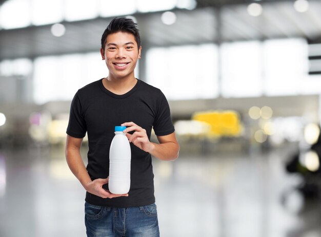 L&#39;homme avec une bouteille blanche