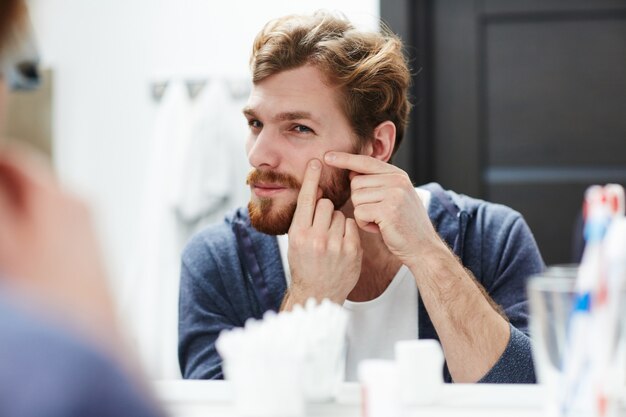 Homme avec bouton