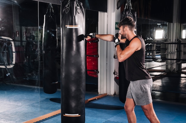 Homme boxe en gym