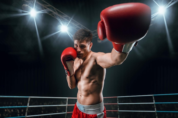 Homme de boxeurs combattant dans l'anneau