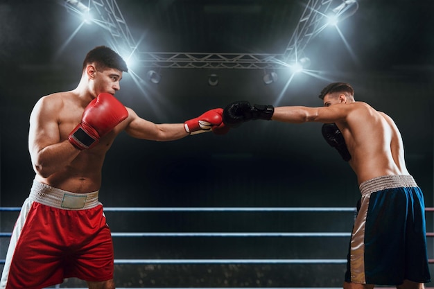 Homme de boxeurs combattant dans l'anneau