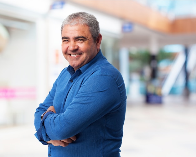 Photo gratuite l'homme avec les bras croisés