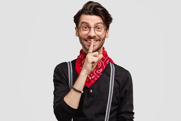 Homme brun élégant portant un bandana rouge