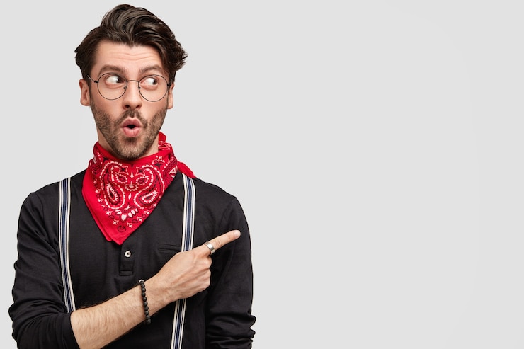 Photo gratuit homme brun élégant portant un bandana rouge