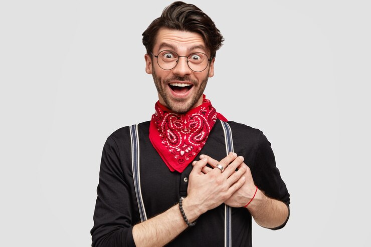 Photo gratuit homme brun élégant portant un bandana rouge