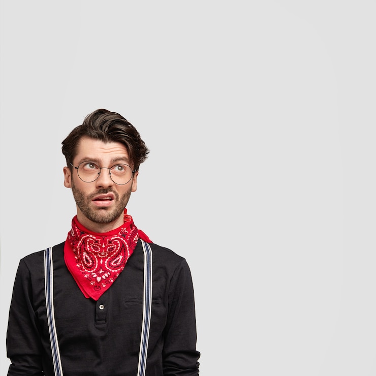 Photo gratuit homme brun élégant portant un bandana rouge