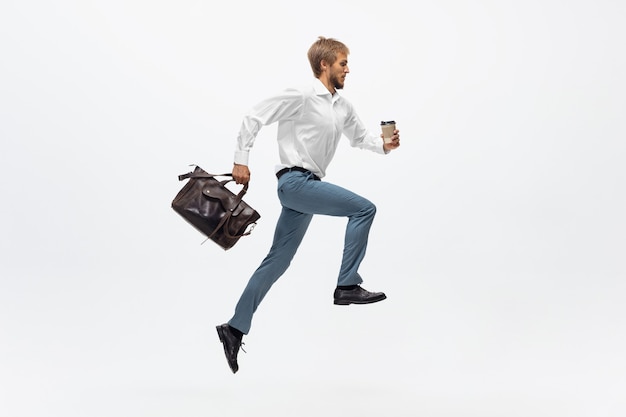 Homme de bureau qui court, jogging sur blanc