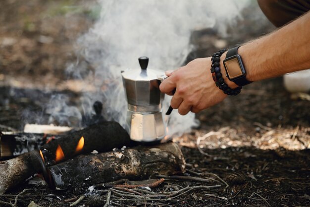 homme buvant du café en forêt