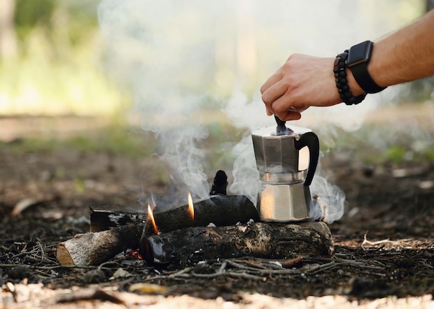 Photo gratuite homme buvant du café en forêt